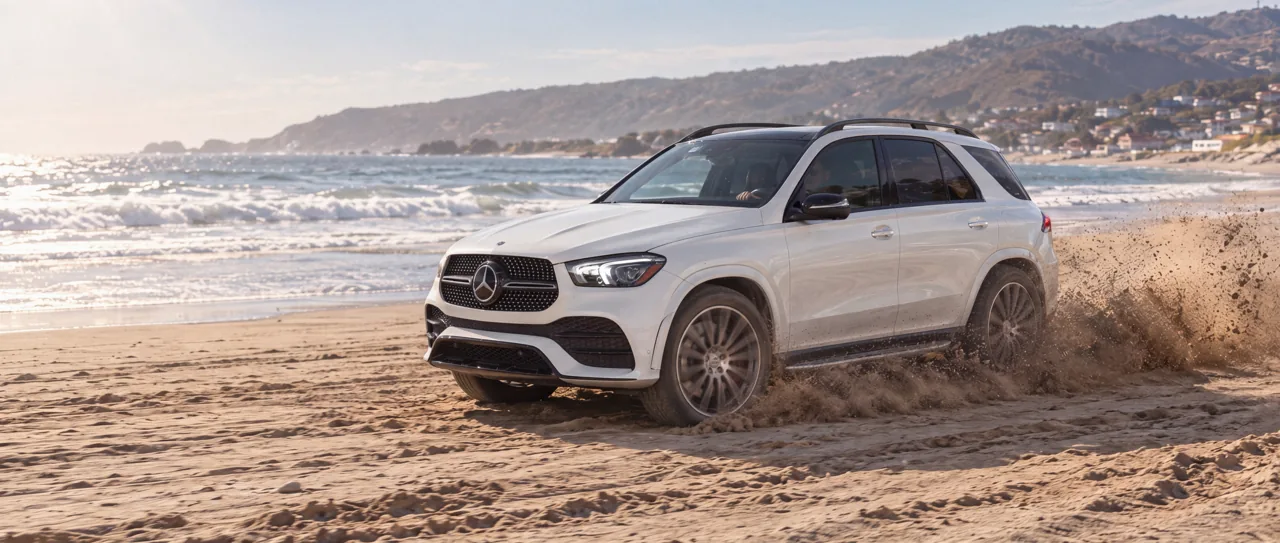 GLE 350 blanco levantando arena en la playa, formato 21:9, generado